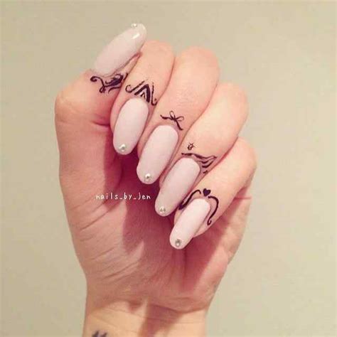 Tatuajes para Cutículas una moda que acompaña a las uñas decoradas