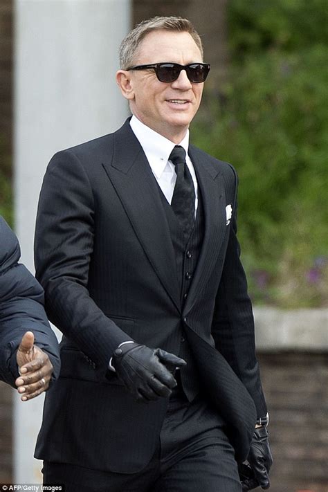 Nicola dove daniel craig as james bond. Daniel Craig teams suit with trainers to shoot scenes for ...