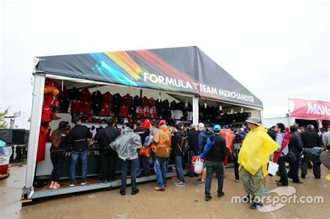 Alors que la maquette a été présentée en. Le stand de merchandising de la Formule 1 - GP des Etats ...