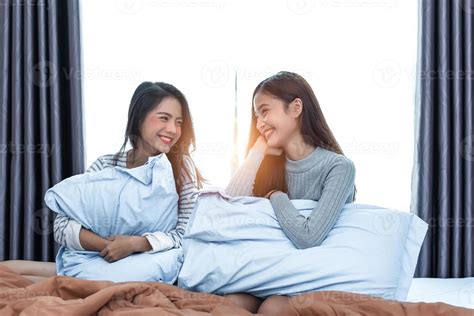 dos mujeres lesbianas asiáticas mirando juntas en el dormitorio pareja de personas y concepto