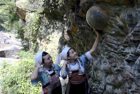 Unbelievable See The Mysterious Cliff In China That Lays A Stone Eggs