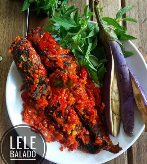 Balado sauce is made by stir frying ground red hot chili pepper with other spices including garlic, shallot, tomato and key lime juice in coconut or palm oil. Lele Balado / Jual Lele Balado 300 Gr Online Maret 2021 Blibli / Terbuat dari campuran daging ...