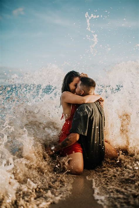 The 77 Most Beautiful Couple Photos That You Will Ever See Couples Beach Photography Beach