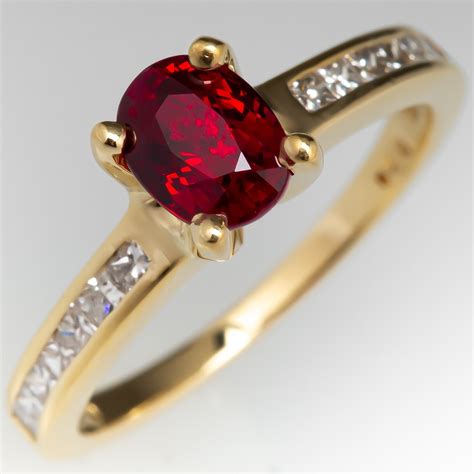 Beautiful Red Ruby And Diamond Ring 18k Yellow Gold