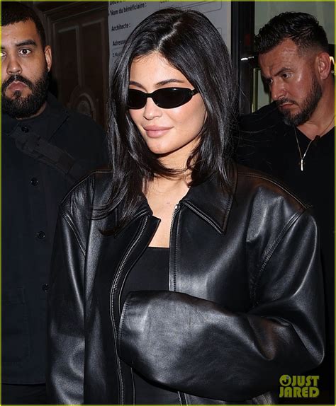 Kylie Jenner Steps Out In Paris To Celebrate Makeup Artist Ariels Birthday Photo 4939382