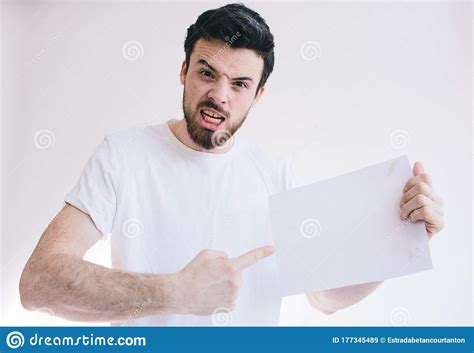 Hombre Barbudo Con Una Hoja Blanca En Blanco De Papel Imagen De Archivo