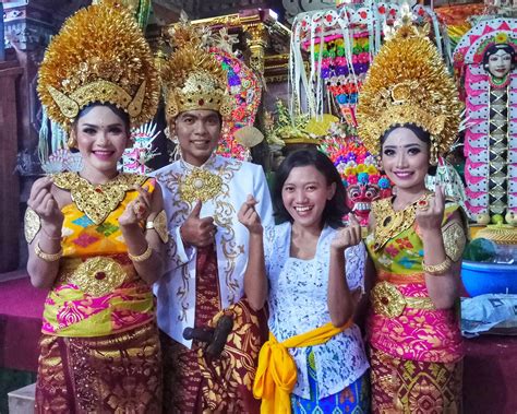 Prosesi Pernikahan Adat Bali Indonesia - Emma Sabatini