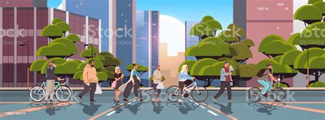 Pengendara Sepeda Dan Pejalan Kaki Berjalan Orangorang Jalanan