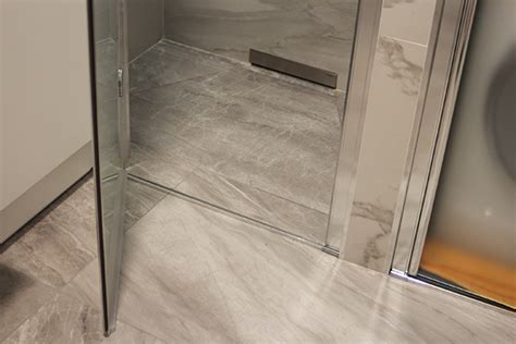 In un bagno piccolo o piccolissimo non abbiamo grandi spazi per posizionare mobili, bisognerà quindi limitarsi all'essenziale e sceglierli comunque di ridotte dimensioni. Lacasapensata.info