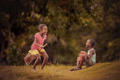 Fotógrafo Jamaicano Registra Crianças Brincando No Quintal E Chama
