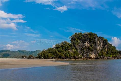 Isla Escénica Hermosa De La Piedra Caliza En Krabi Playa Tailandia De