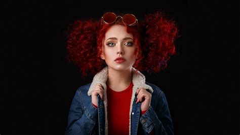 배경 화면 여자들 모델 빨간 머리 곱슬 머리 색안경 초상화 뷰어를보고 청바지 자켓 재킷 holding