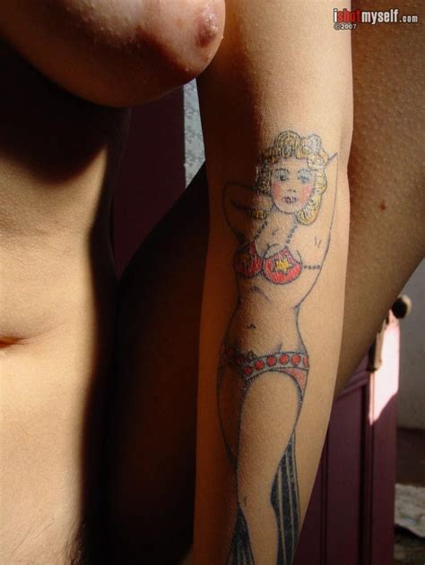 Hermosa Chica Con Tatuajes Desnuda Tatuadasporno