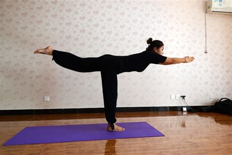 瑜伽动作之单腿平衡高清图片下载 红动中国