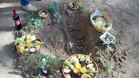 Se trata de una celebración que se realiza para agradecer, pedir y bendecir los frutos que nos ofrece la madre tierra. Radio Voces - 87.7 (La Rioja): 1 de Agosto- Día de la ...