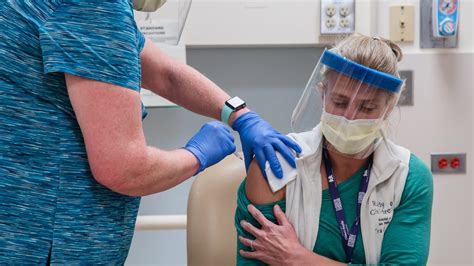 The health department is closely monitoring the status of vaccinations in nyc, including the demographics and locations of people who have received the vaccine. Etats-Unis: un infirmier positif au Covid-19 après une ...