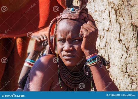 Namibie Opuwo Le 7 Juillet 2019 Femme Himba Avec Le Collier Typique