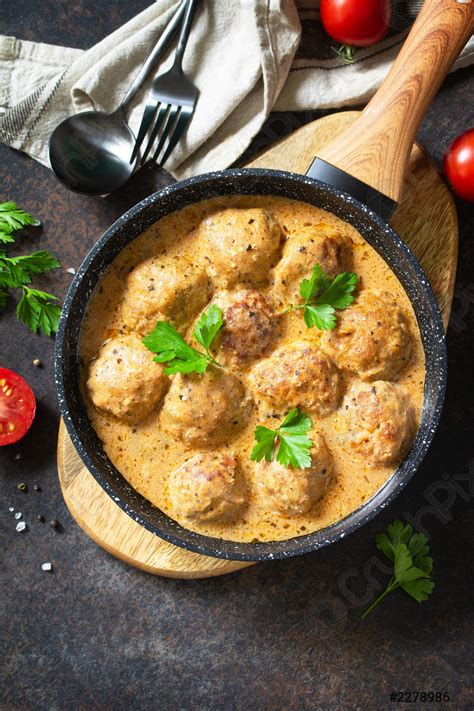 Bring a large pot of lightly salted water to a boil. Patas With Tomato Sause And Sour Cream : Cheesy Sour Cream ...