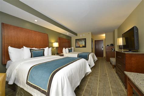 Double Queen Room At The Best Western Premier Waterfront Hotel Oshkosh