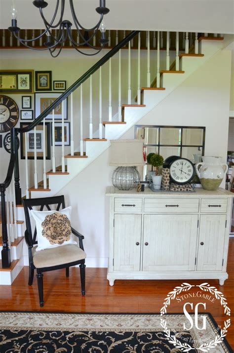 The definition of foyer is the lobby of a theater, hotel or apartment house or an entrance hall in a house or apartment. advertisement specific characteristics of a foyer CREATING A WELCOMING FOYER - StoneGable