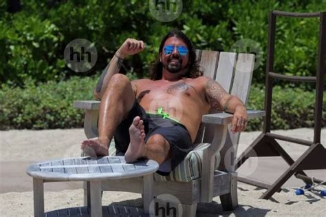 Dave Grohl Looking Damn Sexy Foo Fighters Dave Grohl Foo Fighters Nirvana There Goes My Hero
