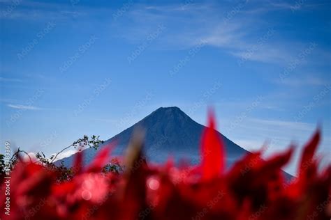 Vista De Frente Al Volcan De Agua En Antigua Guatemala Rodeado Por Un