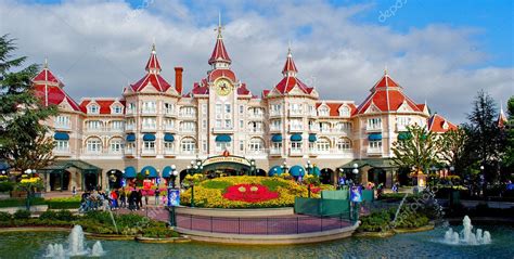 The resort is owned and operated by the walt disney company through its parks and resorts division and is home to two theme parks, three hotels, and a shopping, dining. Vista panorámica de un castillo de disney — Foto editorial ...
