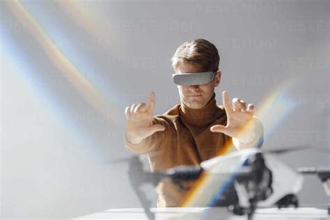 Geschäftsmann Der Einen Virtual Reality Simulator Trägt Macht Einen Fingerzeig Auf Eine Drohne