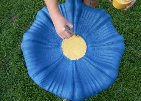 Plant fragrant flowers, like petunias, that will enhance the beauty of the bird bath and fill the air with an enjoyable scent. Ginger's Junket: Painted birdbath
