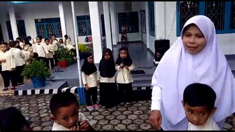 Anak pasti menginginkan tas dengan gambar kesukaannya, namun orang tua handuk dan baju renang model penyelam adalah salah satu kado paling aman yang bisa diberikan ke anak usia tk yang hobi sekali dengan aktivitas berenang. Kenangan Kelas B - TK Aisyiyah Kota Metro Lampung (Bagian ...