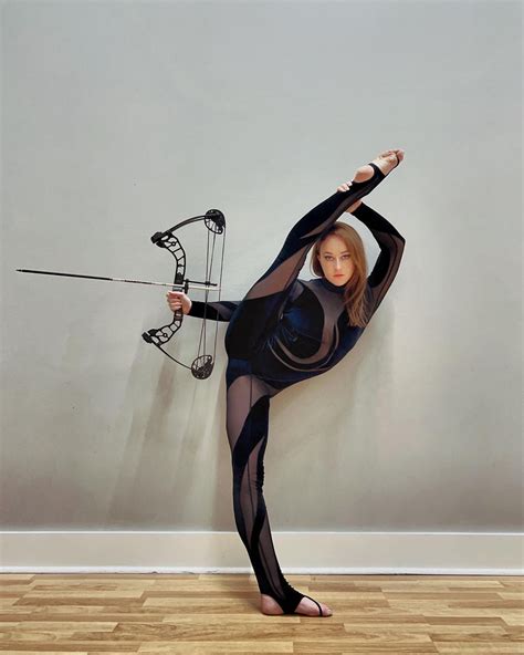 World S Sexiest Archer Fires Arrows With Her Feet