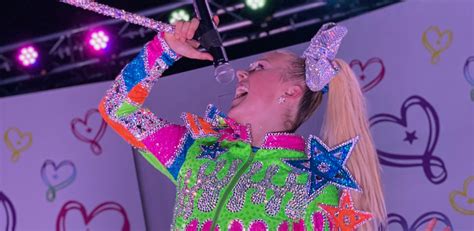 Nickalive Jojo Siwa Entertains Fans From Her Backyard With First