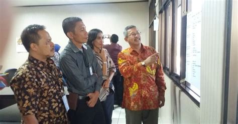 Begitu halnya dengan teks negosiasi yang memiliki tujuan sebagai sarana dalam mencari penyelesaian untuk menghasilkan kesepakatan yang menguntungkan. STRUKTUR DAN CIRI KEBAHASAAN TEKS NEGOSIASI ~ ZUHRI INDONESIA
