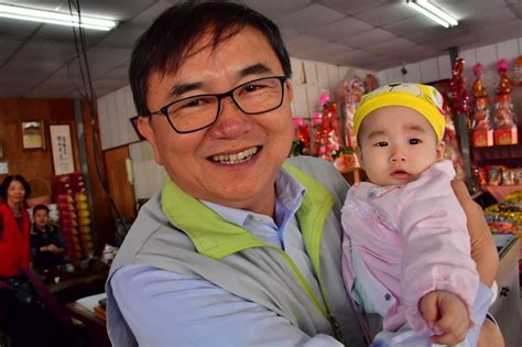 劉櫂豪挺小英育兒政策 老友孫子化身文宣主角鄉親讚聲 - 政治 - 自由時報電子報