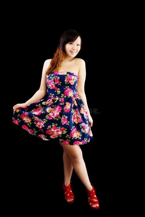 Jeune Femme Chinoise Tenant Le Sourire De Robe Florale Image Stock