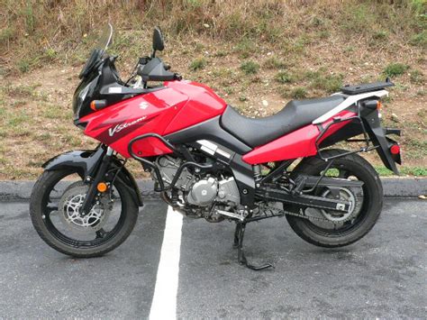 You have to unscrew the windscreen to make it higher or lower. 2006 Suzuki V-Strom 650 - Moto.ZombDrive.COM