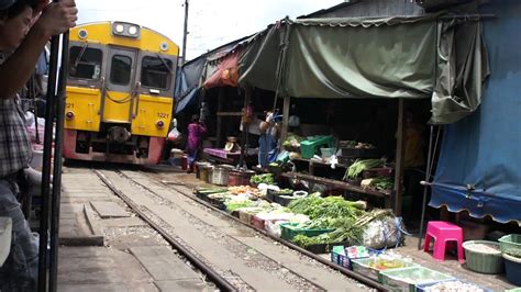 Mercado Sobre La Vía Del Tren En Tailandia ¡surrealista Youtube