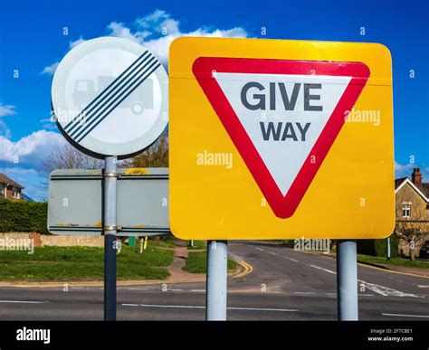 Give Way Uk Sign Hi Res Stock Photography And Images Alamy