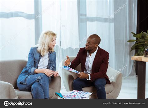 Fotógrafos Interraciales Conversación Mientras Selecciona Fotos Juntos Oficina — Foto De Stock