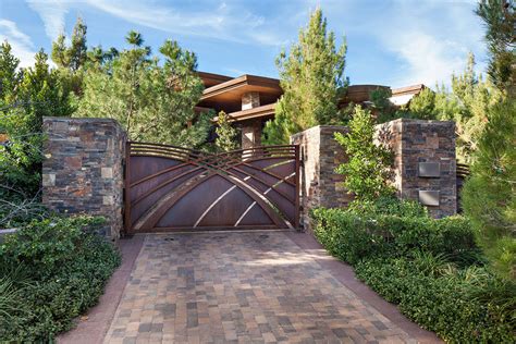 A Look At Some Gated Front Entrances Homes Of The Rich