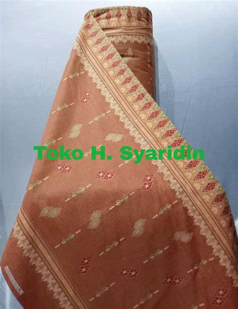 Dengan teksturnya ini membuat kain ini tampak elegan jika digunakan untuk membuat kemeja atau pun kerudung. Harga Kain Katun Hitam Per Meter Harga Murah
