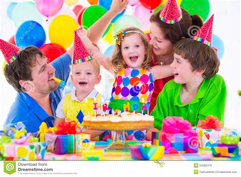 Familie, Die Geburtstagsfeier Feiert Stockfoto - Bild von kuchen, ballone: 54392476