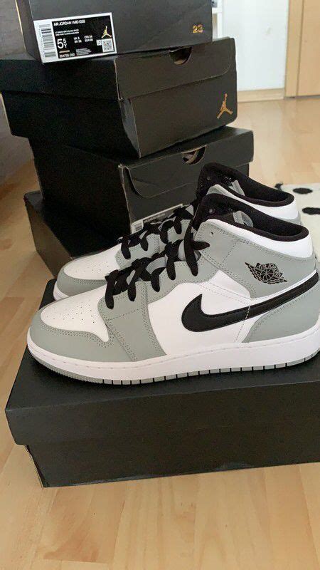 Air Jordan 1 Mid Grise Sneakers