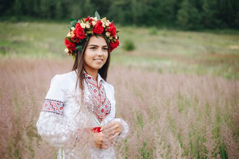 Вперше день вишиванки запропонувала відзначати одна студентка чернівецього університету, надихнувшись прикладом свого друга, який постійно носив вишиту сорочку в повсякденному вбранні. В Україні Всесвітній день вишиванки святкують 16 травня ...