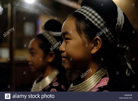 Hmong Girls In Traditional Clothing Stock Photos & Hmong Girls In ...