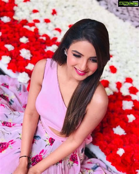 Jasmin Bhasin Instagram Dolled Up For Zee Rishtey Awards Curtain Raiser Special In A