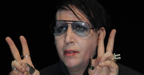 Последние твиты от marilyn manson (@marilynmanson). Is that you Marilyn Manson? Rockstar is unrecognisable with minimal make-up for inspirational ...