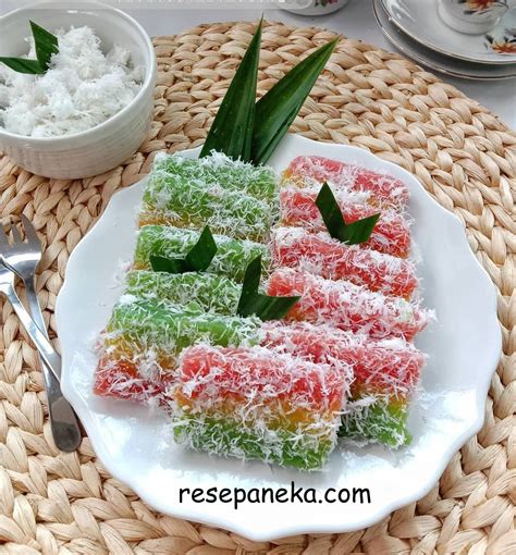 It has spread across indonesian cuisine to the cuisines of neighbouring southeast asian countries such as malaysia, singapore, brunei and the philippines. Resep dan Cara Membuat LAPIS SINGKONG Enak, Sederhana ...