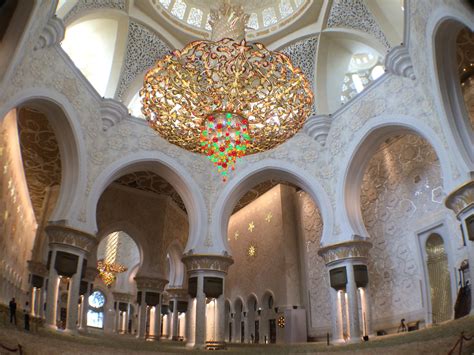 Abu Dhabi Highlights: Sheikh Zayed Grand Mosque - The World In A Weekend