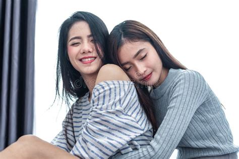 Dos Mujeres Lesbianas Asi Ticas Abrazan Y Abrazando Juntas En Dormitorio Gente De Los Pares Y